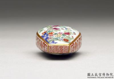 图片[3]-Porcelain snuff bottle with flowers in famille-rose, Qing dynasty, Jiaqing reign (1796-1820)-China Archive